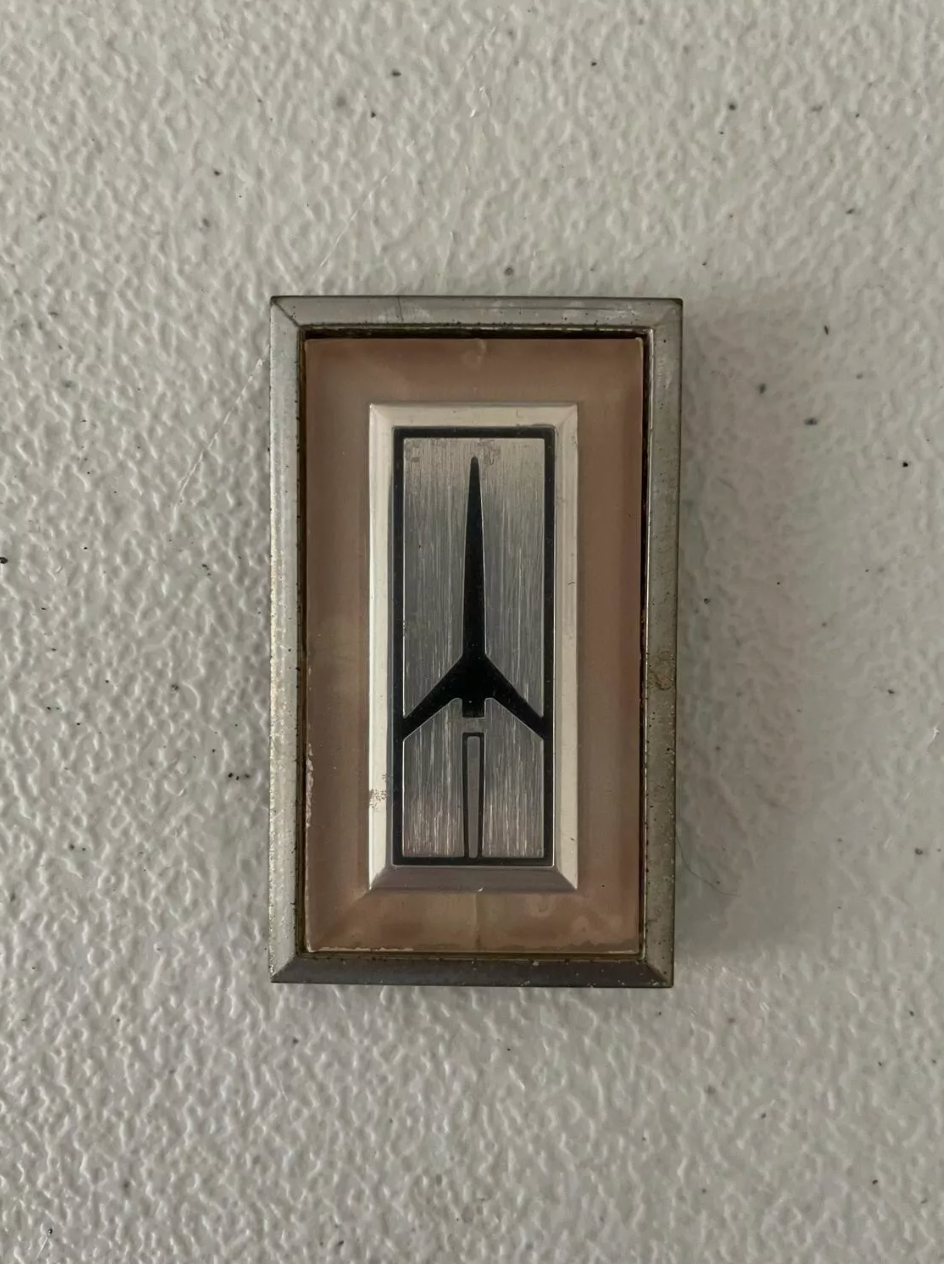 87-88 Oldsmobile Cutlass 442 doorl Emblem